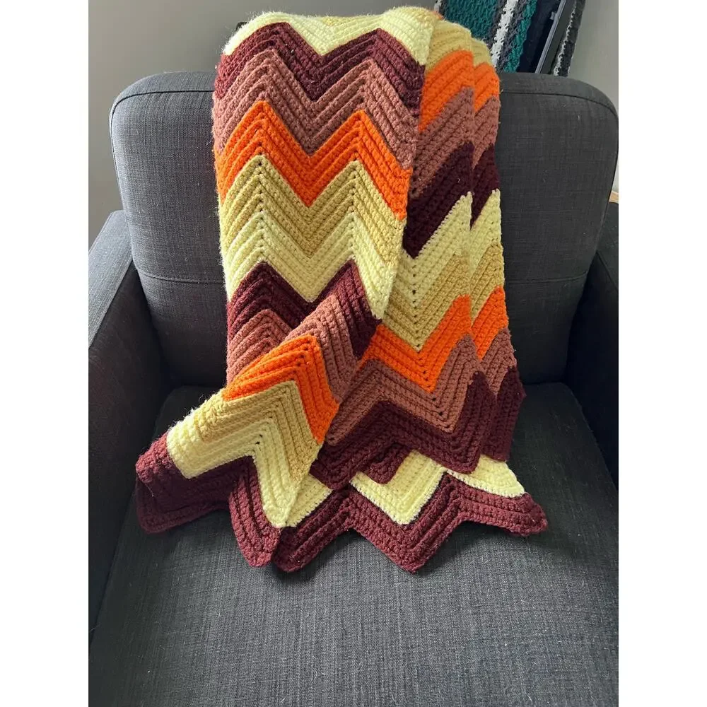 Vintage Crochet blanket with chevron zig zag rows and edges - Picture 3 of 3